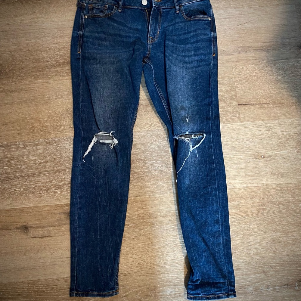 Distressed skinny jeans